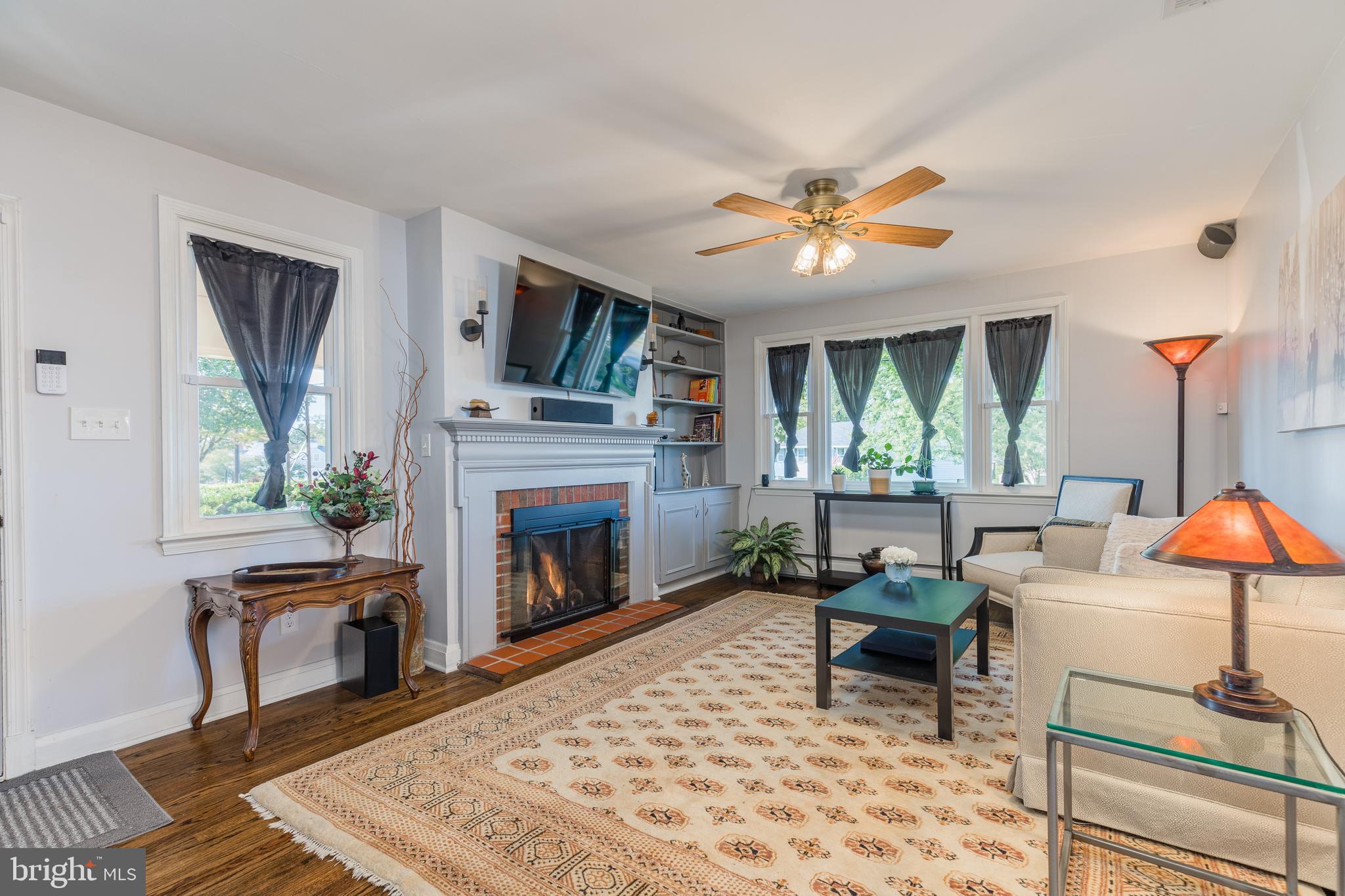 417 Gralan Road Catonsville, MD 21228 - Photo 3 of 27 HARDWOODS & GAS FIREPLACE
