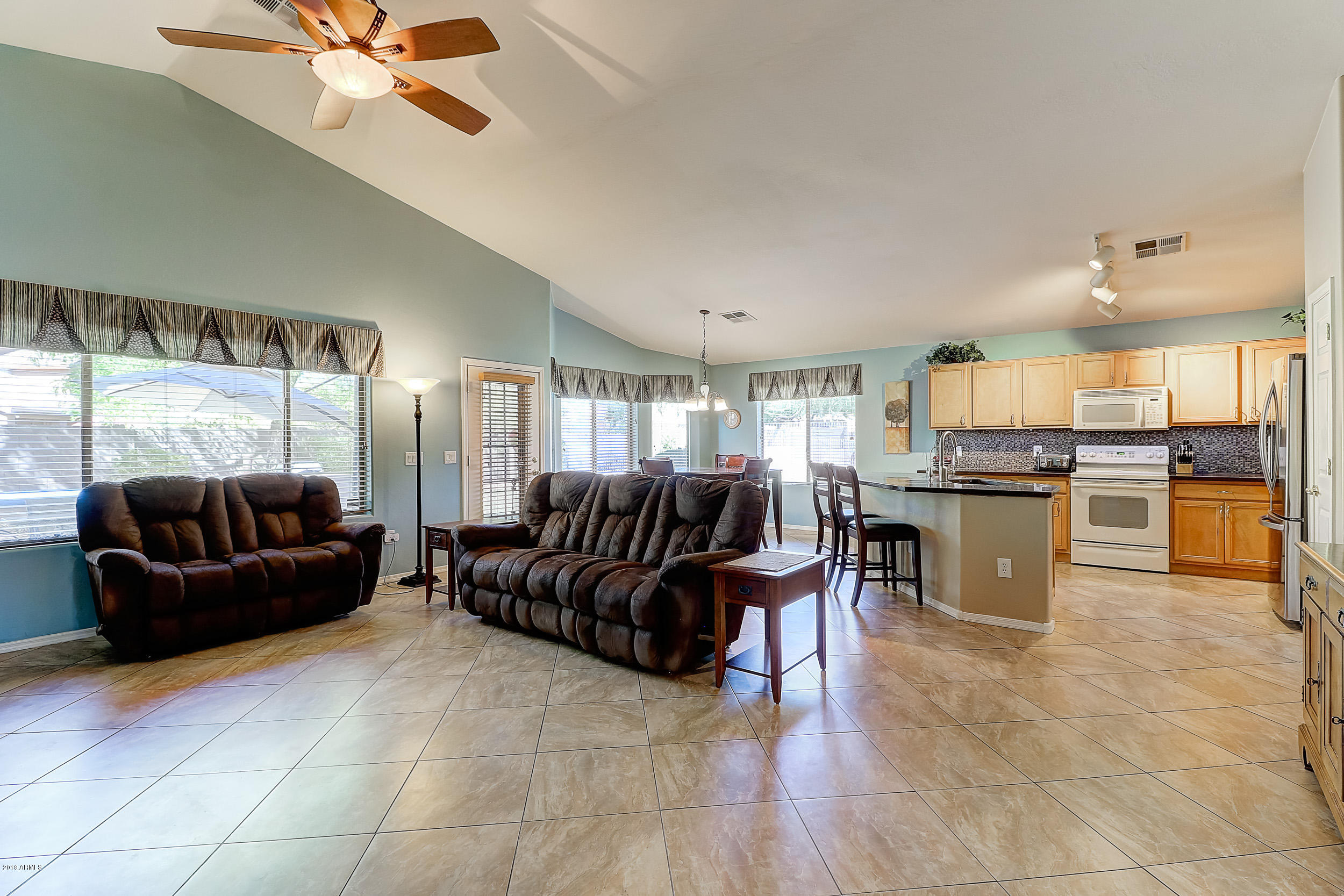 2506 West Carson Road Phoenix, AZ 85041 - Photo 3 of 44 Great room