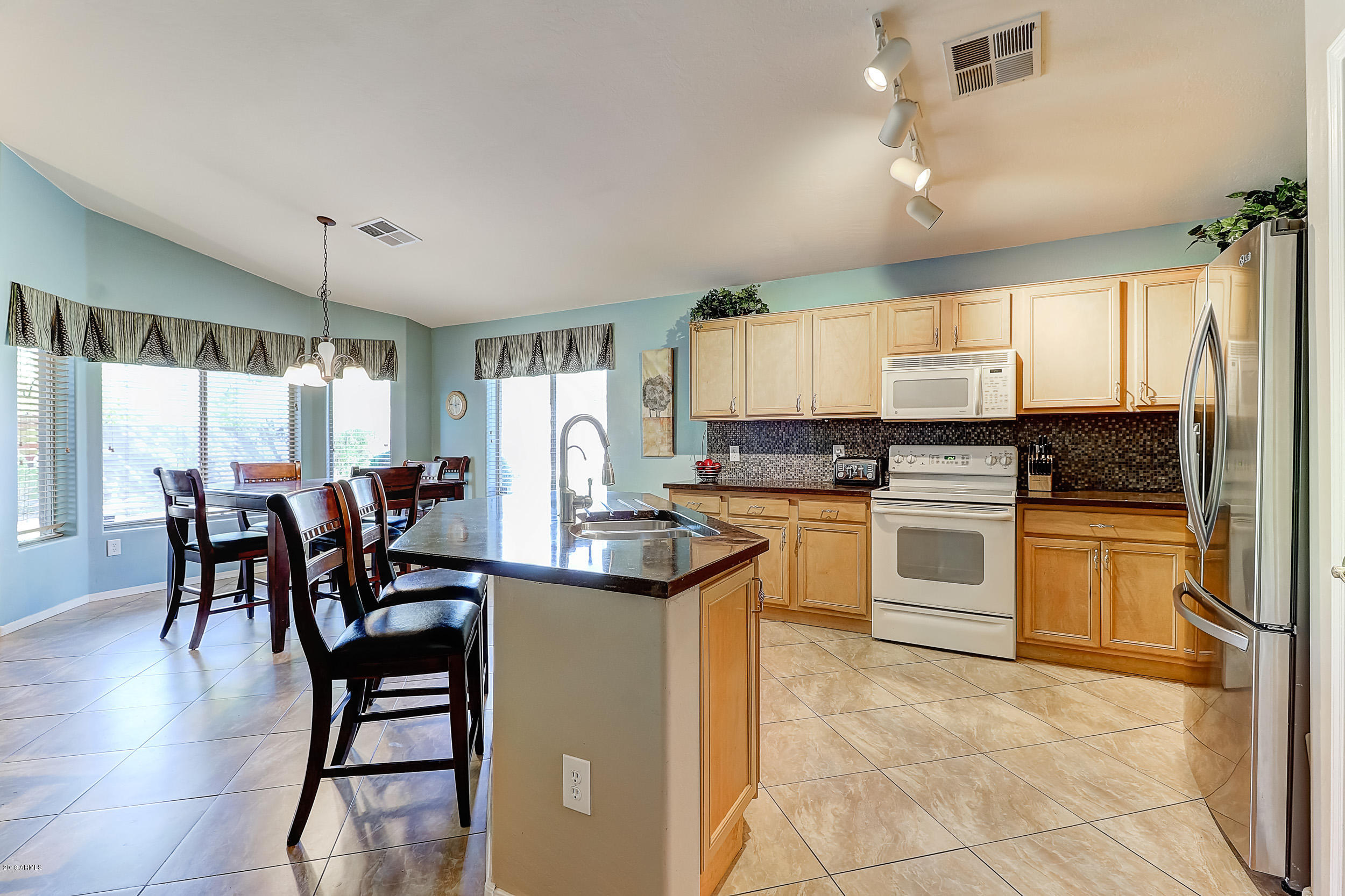 2506 West Carson Road Phoenix, AZ 85041 - Photo 5 of 44 Kitchen