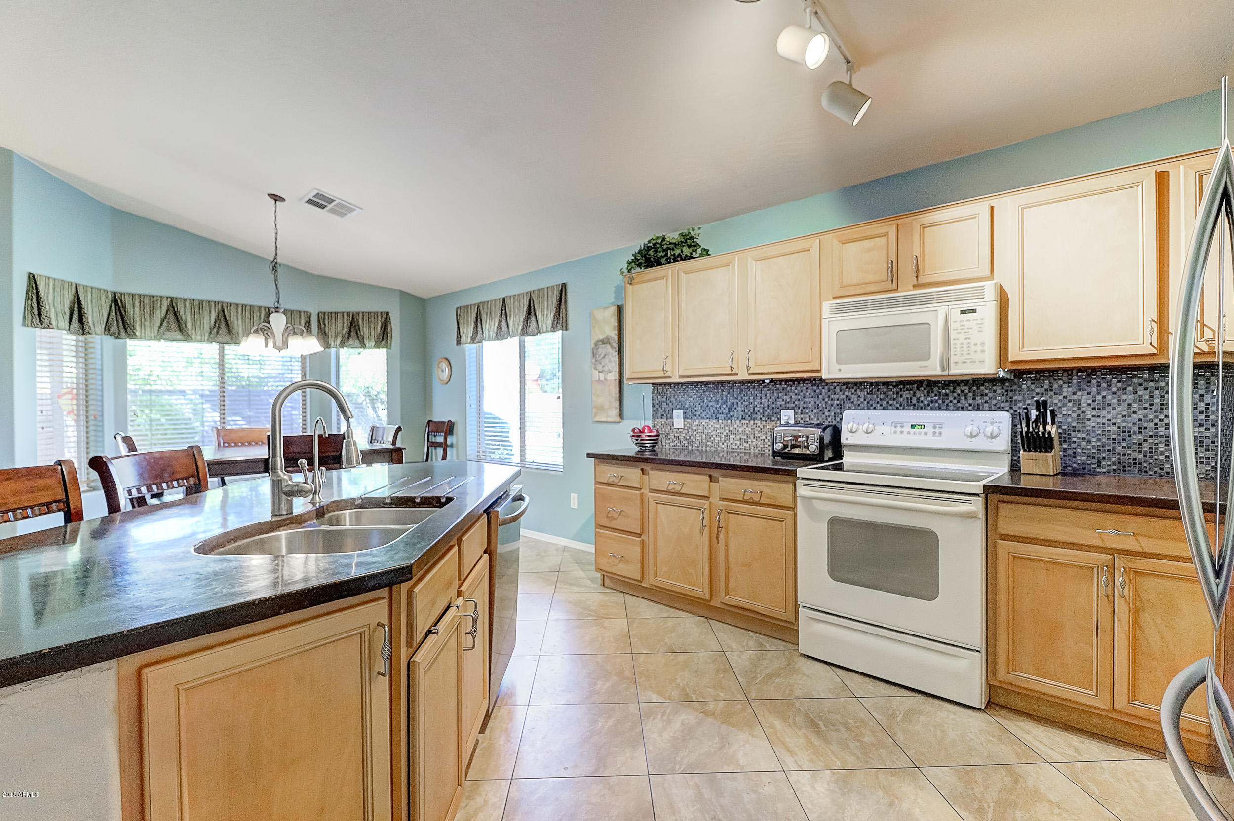 2506 West Carson Road Phoenix, AZ 85041 - Photo 10 of 44 Kitchen