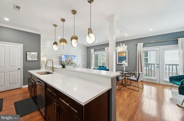a large kitchen with kitchen island a large island in it