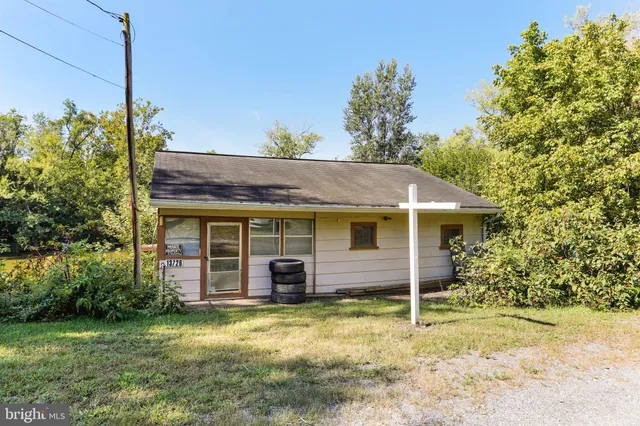 a view of a house with a backyard and plants