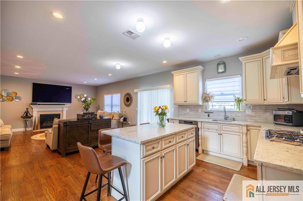 628 New Dover Road Colonia, NJ 07067 - Photo 4 of 32