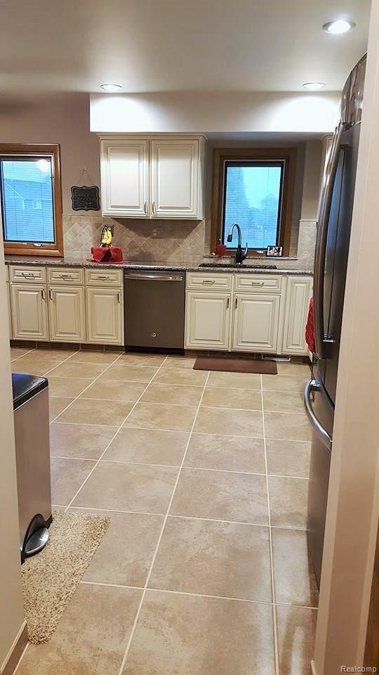 36090 Willow Road New Boston, MI 48164 - Photo 16 of 49 Newly Remodeled Kitchen