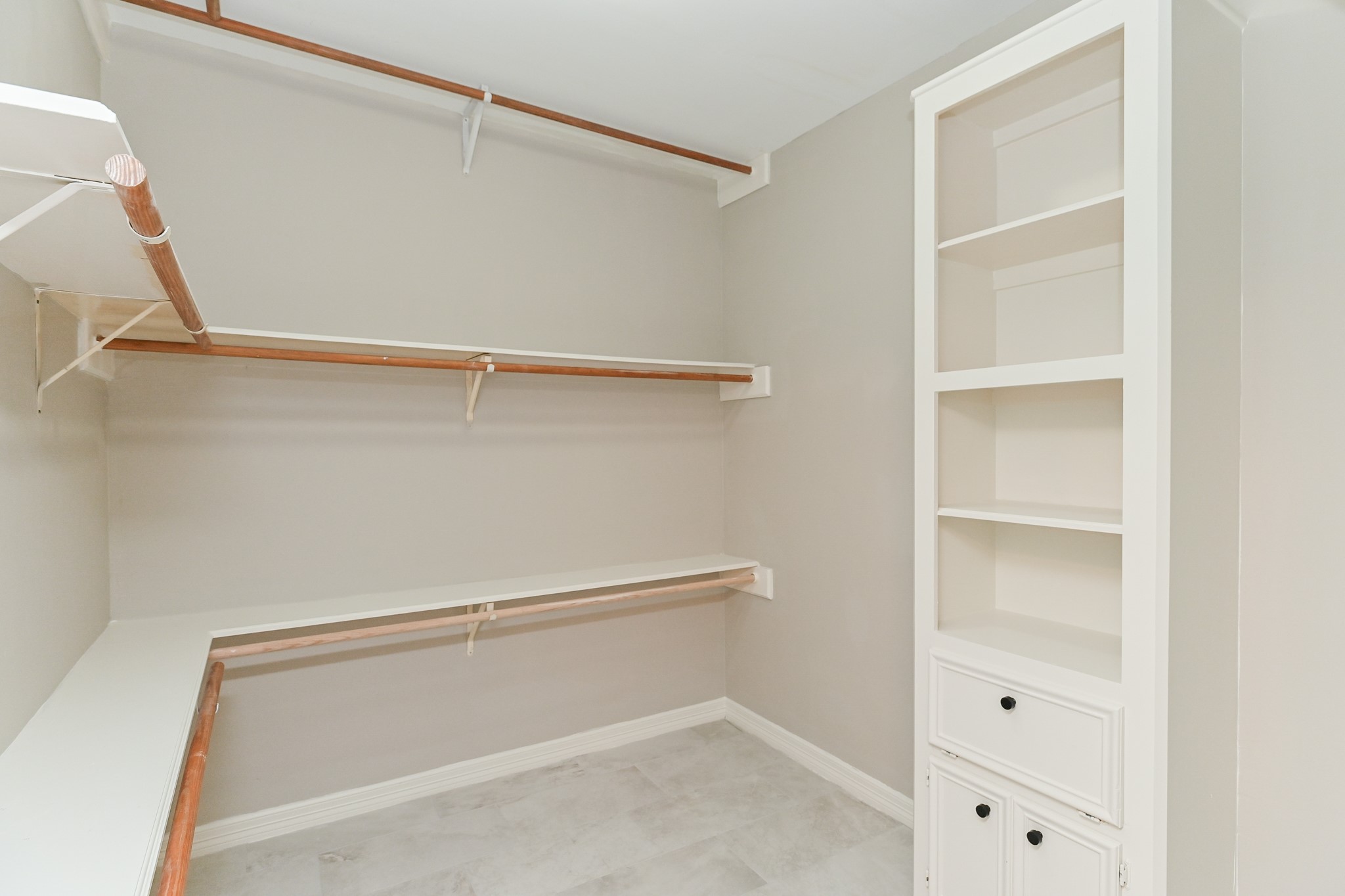 17910 Moss Point Drive Spring, TX 77379 - Photo 21 of 32 a view of an empty walk in closet
