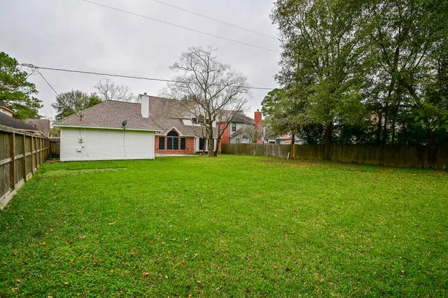 a view of a backyard