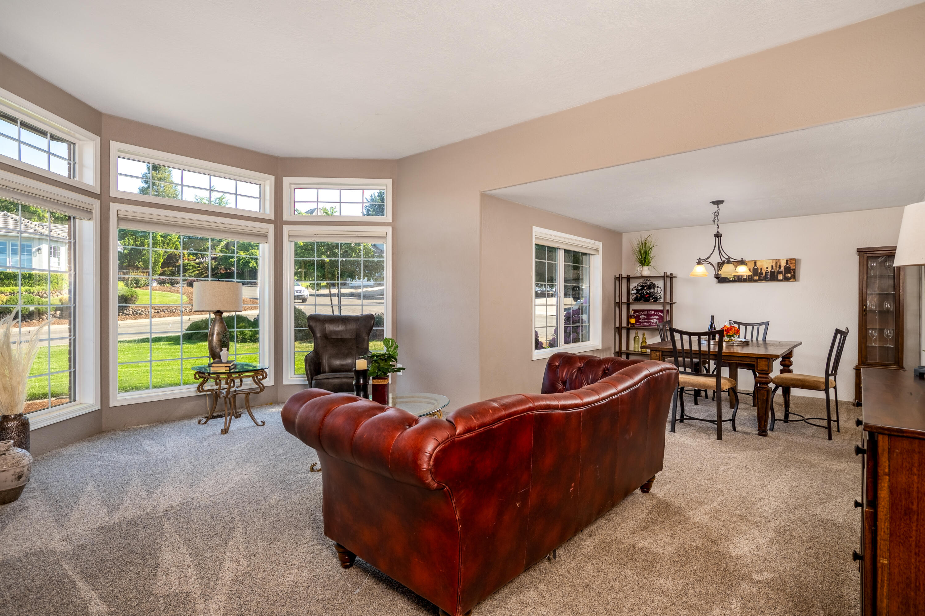 2928 Flint Ridge Avenue Medford, OR 97504 - Photo 3 of 33
