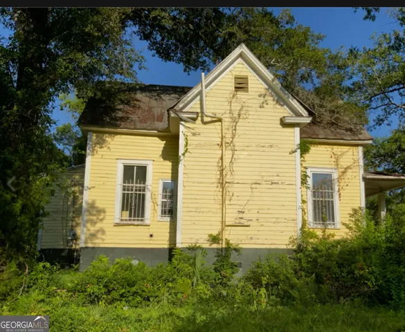 a view of a back yard of the house