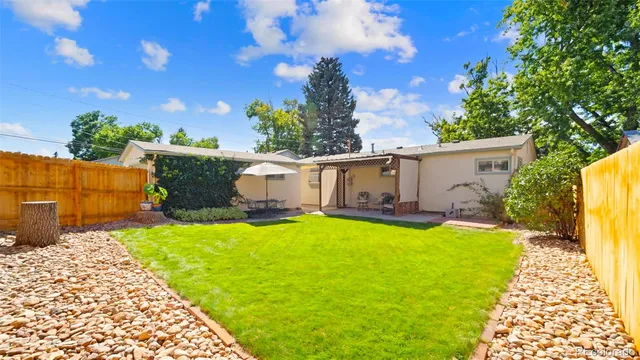 a view of a house with backyard