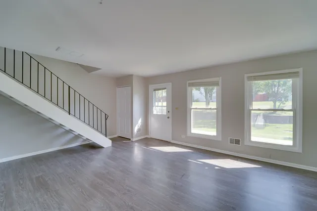 $1,800 | 1883 Jamestown Circle, Hoffman Estates, IL 60169