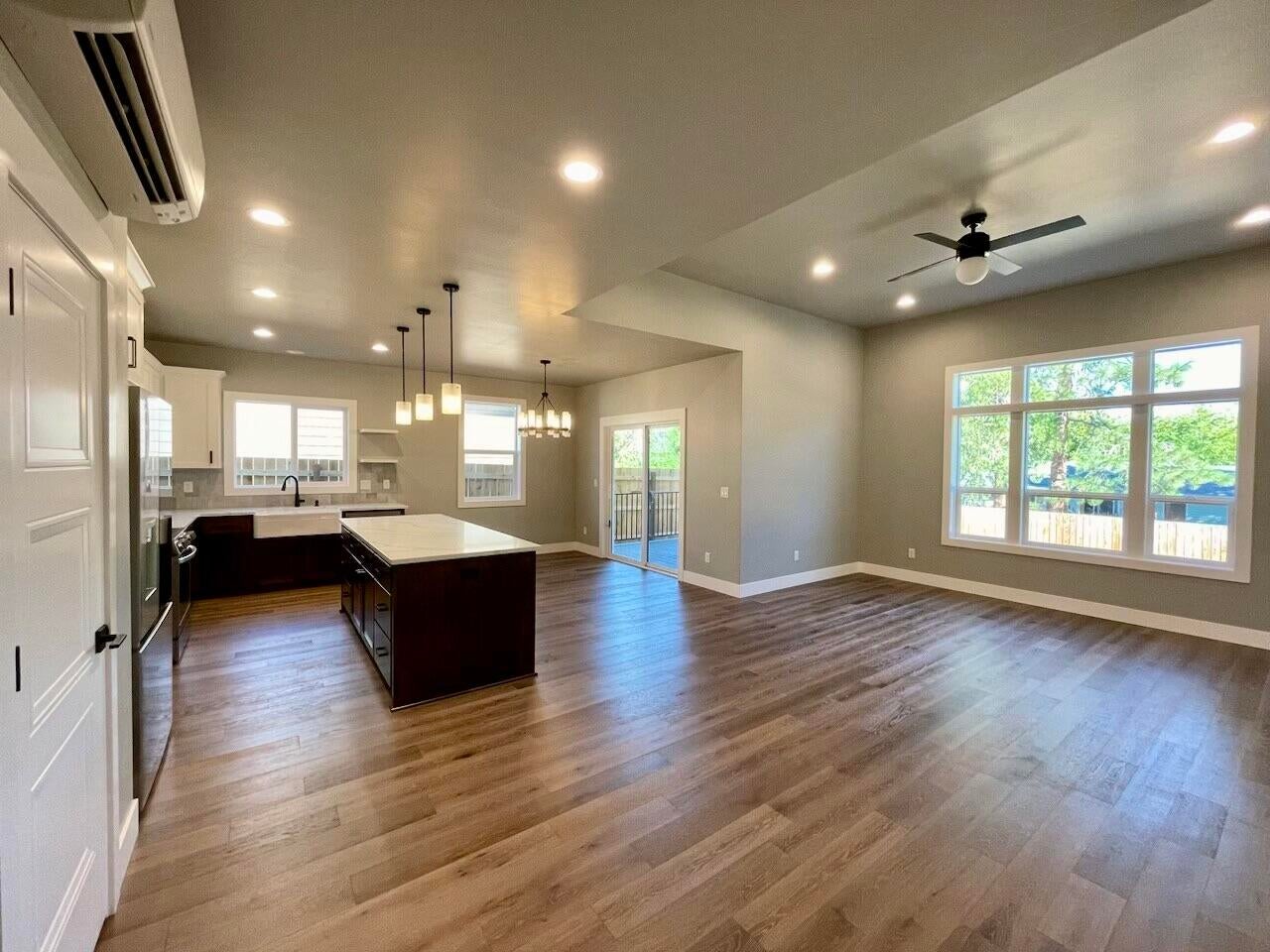 347 Randy Street Ashland, OR 97520 - Photo 2 of 36 Living Area