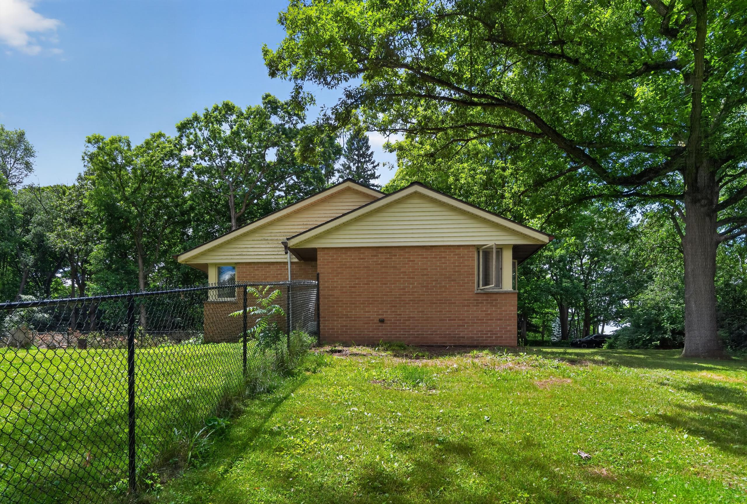 2475 Park Drive Jackson, MI 49203 - Photo 5 of 41 Park Dr side 3