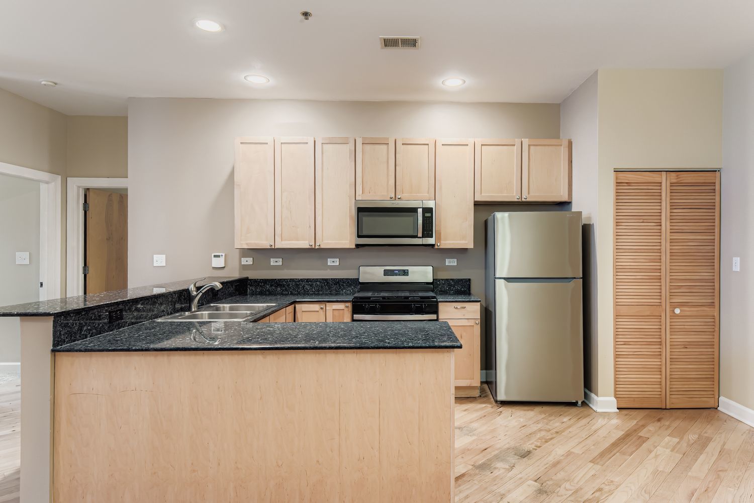 3113 West Lawrence Avenue, Unit D302 Chicago, IL 60625 - Photo 8 of 17