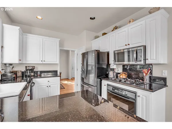 $575,000 | 1224 Southeast 16th Avenue, Canby, OR 97013