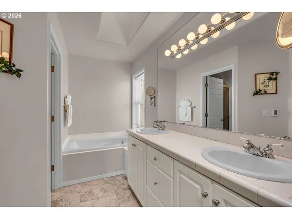 $575,000 | 1224 Southeast 16th Avenue, Canby, OR 97013