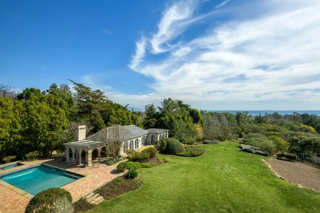 a view of a house with a big yard