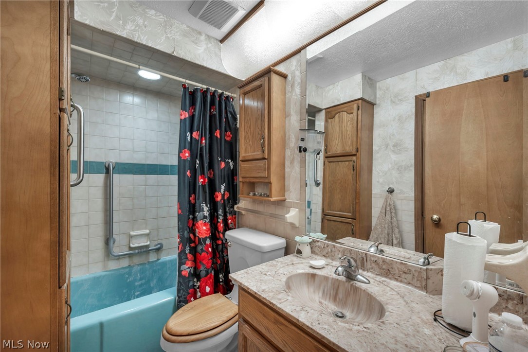 1202 Lawrence Road Northeast Canton, OH 44705 - Photo 9 of 16