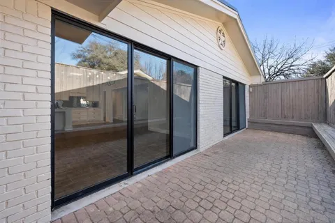 a view of a back yard