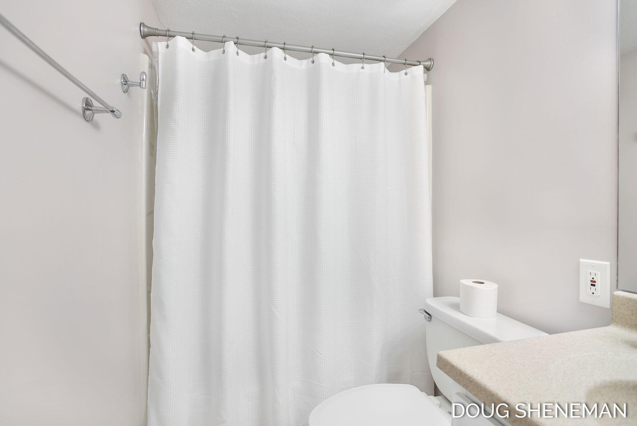 138 Riley Street Holland, MI 49424 - Photo 29 of 41 Main Full Bathroom