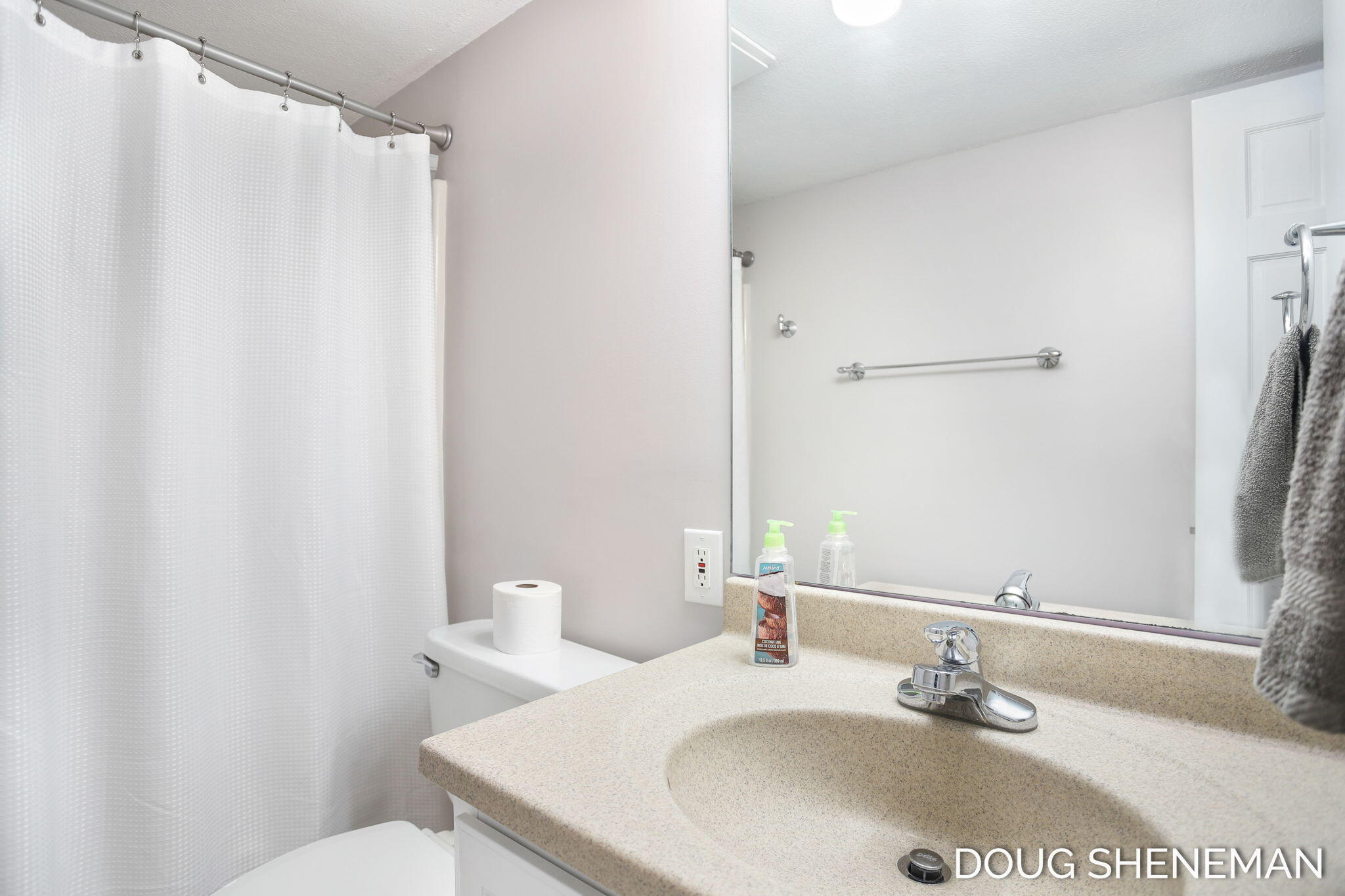 138 Riley Street Holland, MI 49424 - Photo 30 of 41 Main Full Bathroom