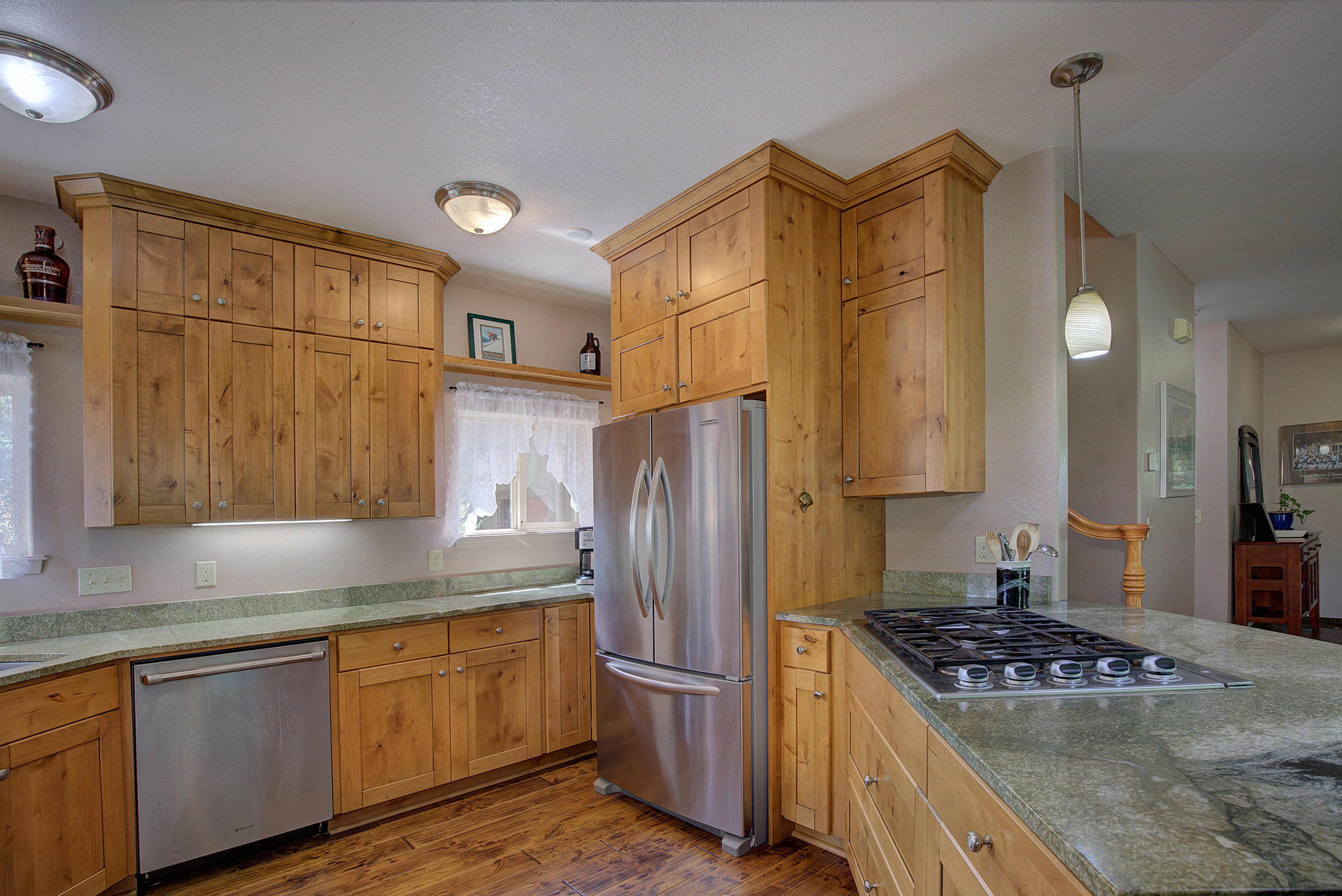 1703 Leonard Road Grants Pass, OR 97527 - Photo 4 of 34 The 5 burner gas stove has a retracting vent.