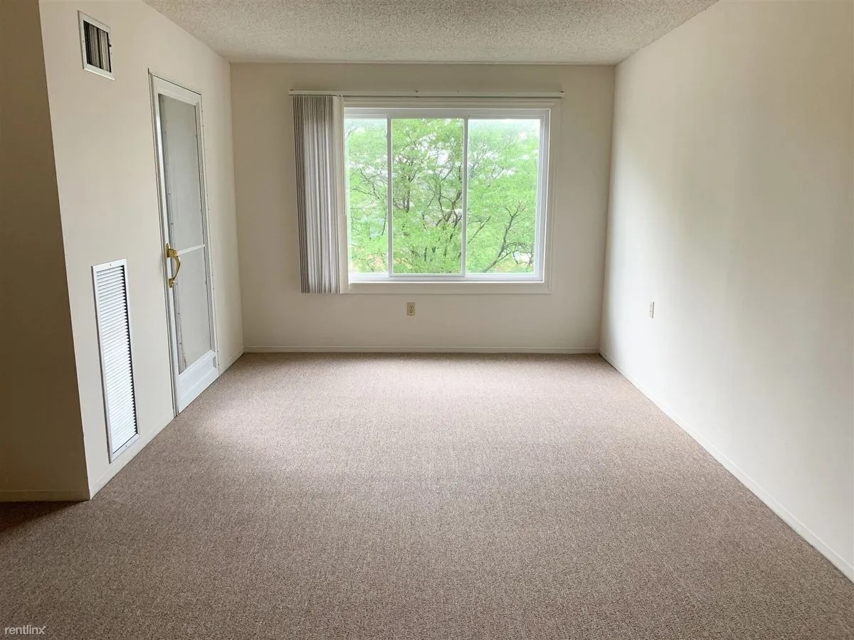 6120 Middlebelt Road Garden City, MI 48135 - Photo 3 of 7 an empty room with windows