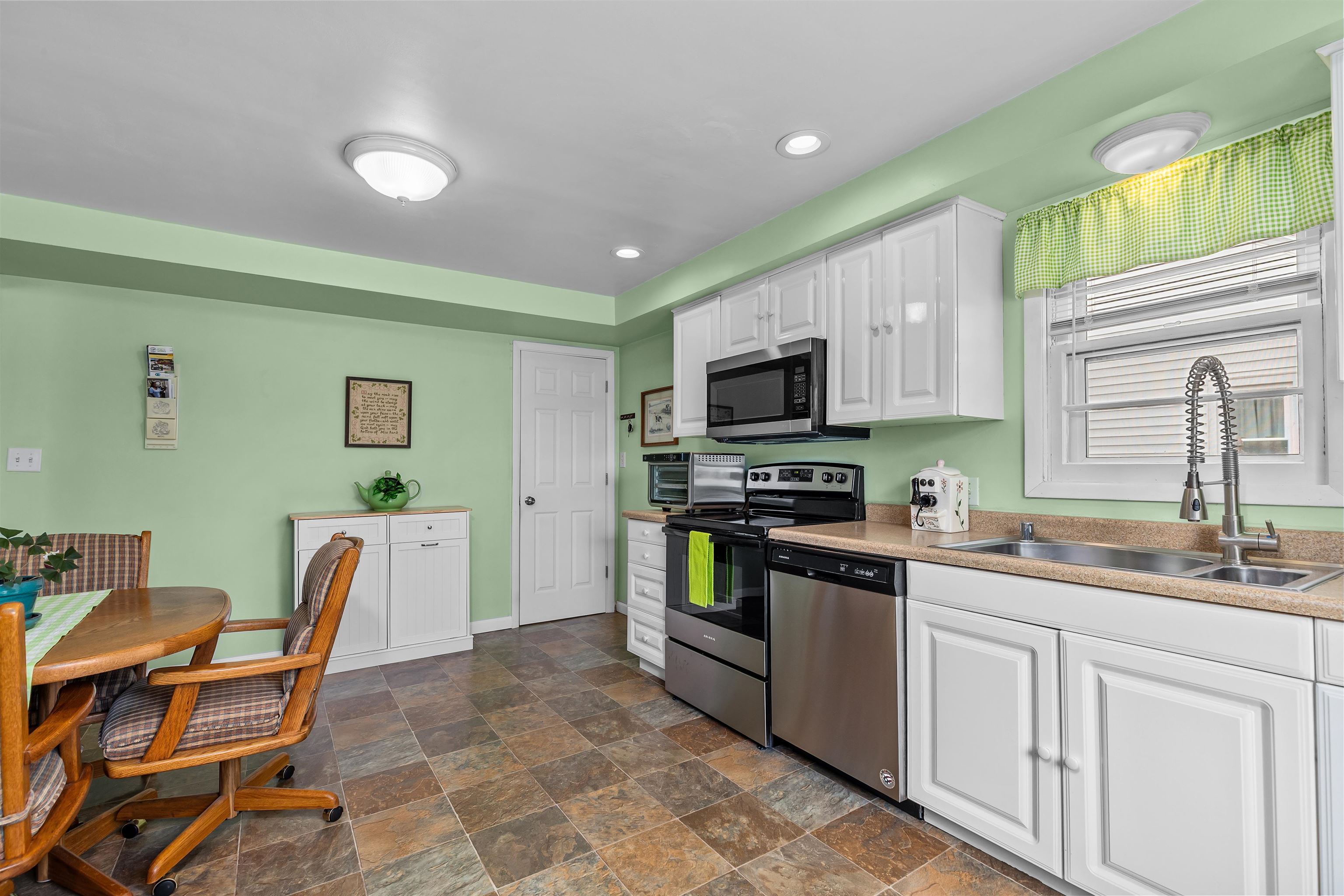 1911 South Carpenter Street Appleton, WI 54915 - Photo 8 of 32