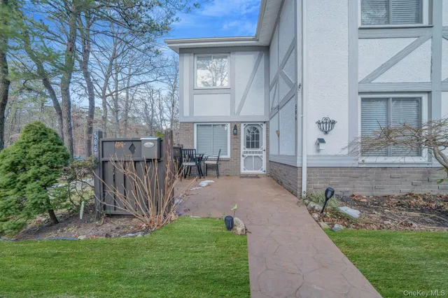 $449,000 | 586 Blue Ridge Drive, Medford, NY 11763
