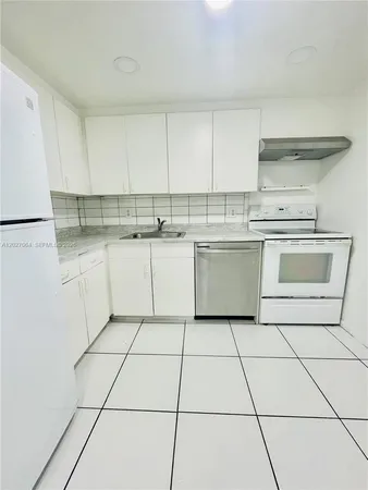 $2,000 | 13499 Biscayne Boulevard, Unit 1613, North Miami, FL 33181