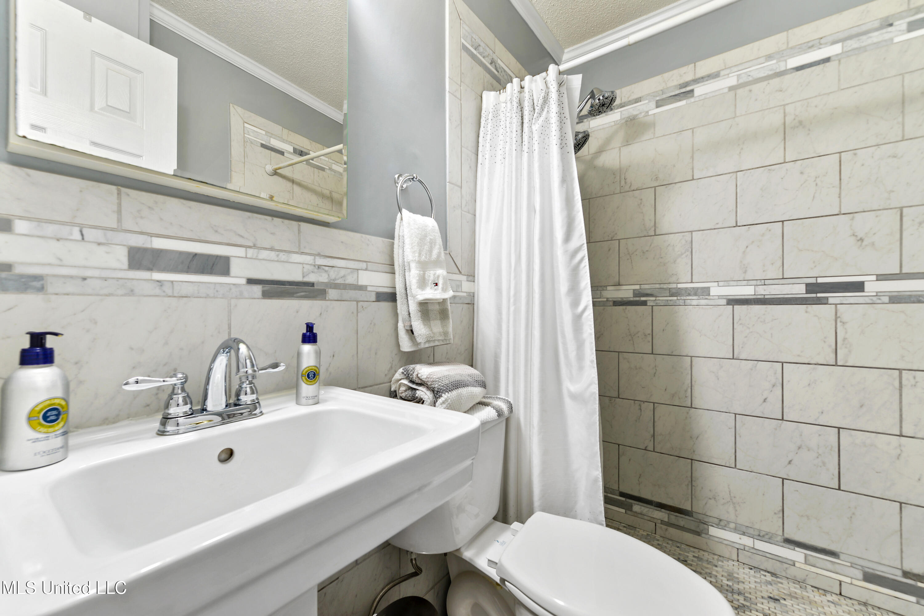 3717 Warwick Street Pascagoula, MS 39581 - Photo 12 of 15 Full Bathroom