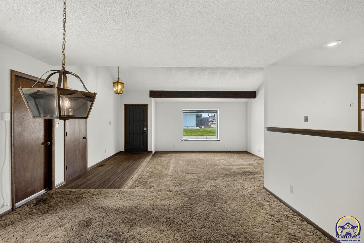 5701 Southwest Arrowhead Court Topeka, KS 66614 - Photo 10 of 36