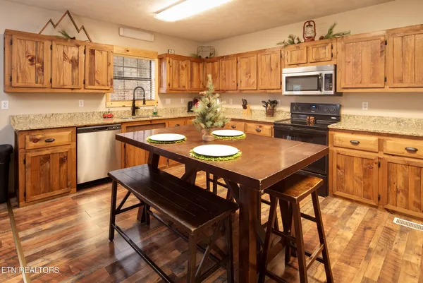 $899,900 | 2202 Applewood Road, Sevierville, TN 37862