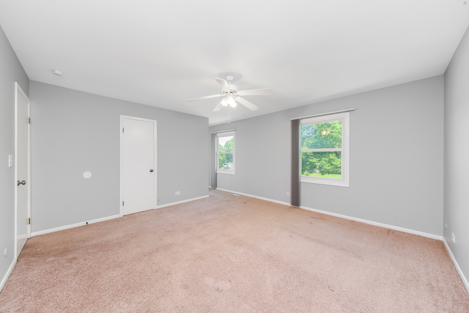 1441 Concord Drive Downers Grove, IL 60516 - Photo 12 of 16 a view of an empty room with a window