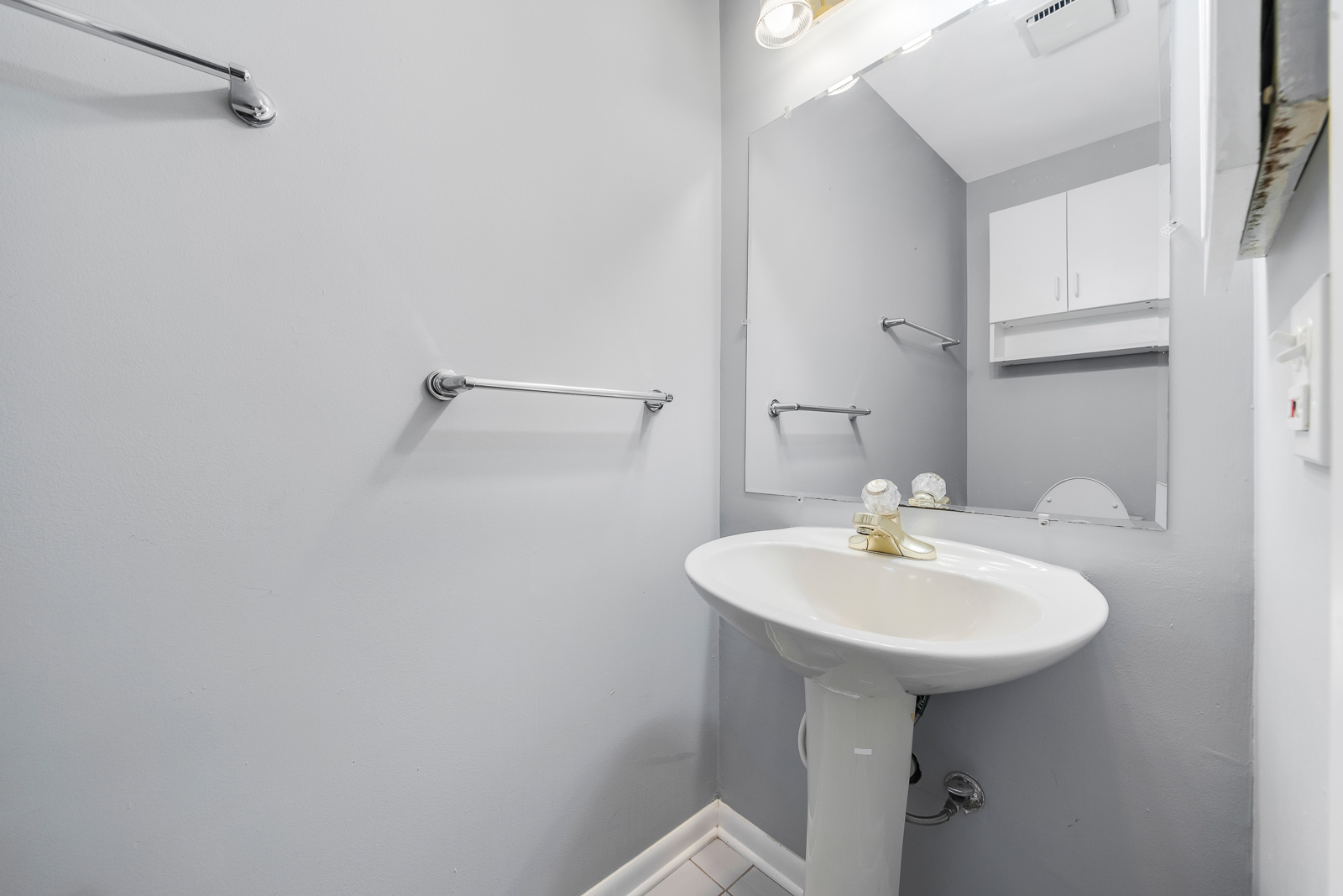 1441 Concord Drive Downers Grove, IL 60516 - Photo 15 of 16 a bathroom with a sink a mirror and a toilet