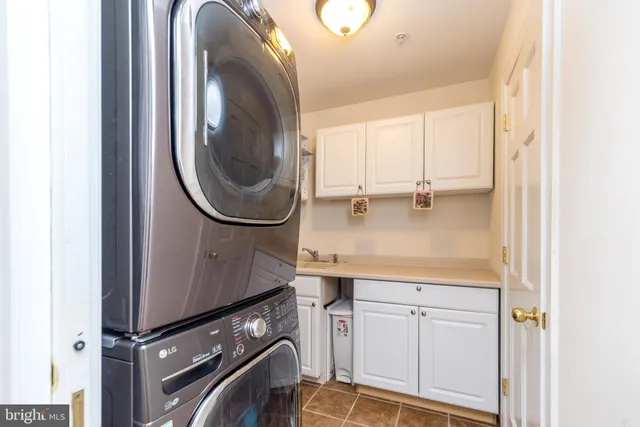 a view of an empty room with closet and windows