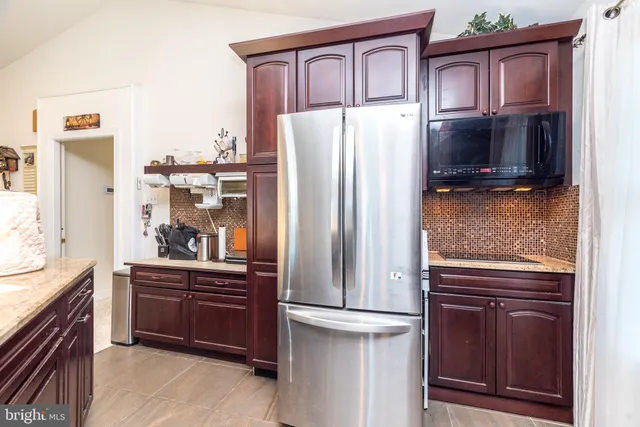 a view of livingroom with furniture