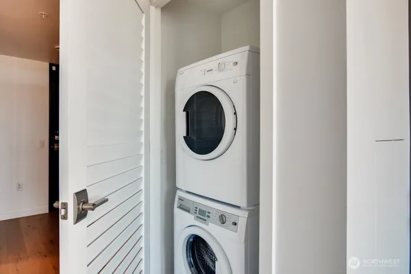 a close up view of a washer and dryer
