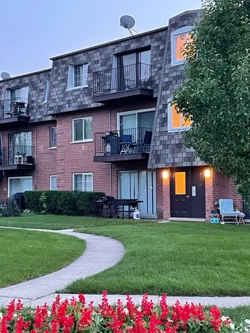 $214,000 | 9370 Bay Colony Drive, Unit 3S, Des Plaines, IL 60016