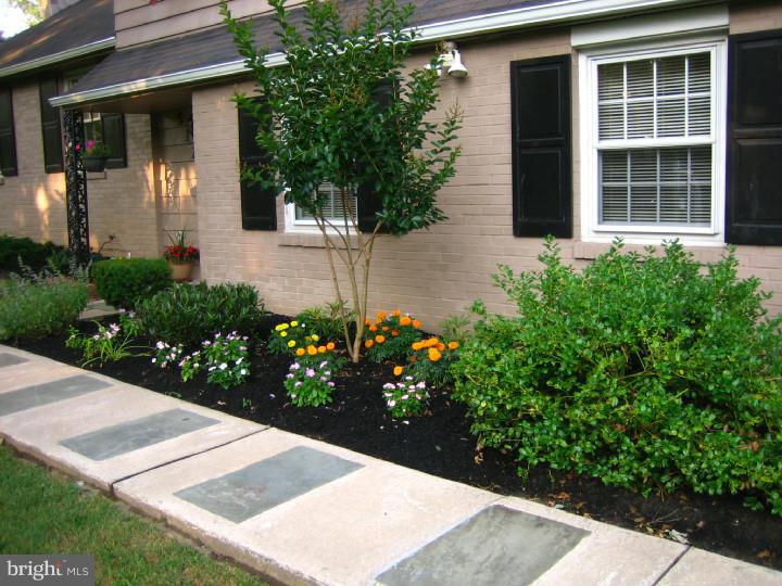 512 Brookhaven Road Wallingford, PA 19086 - Photo 3 of 23 Garden