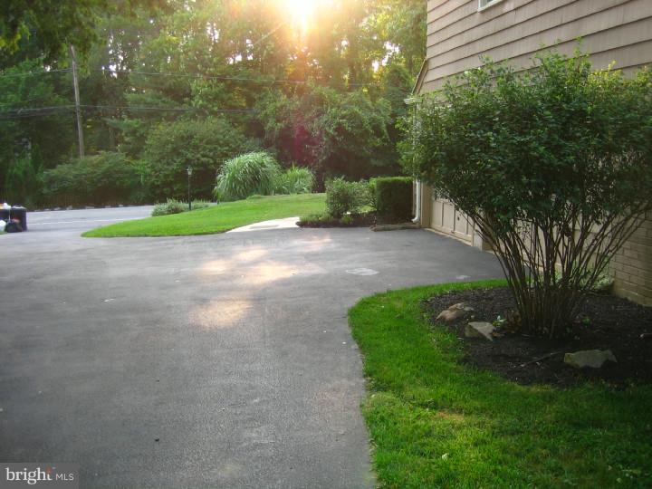 512 Brookhaven Road Wallingford, PA 19086 - Photo 6 of 23 Driveway