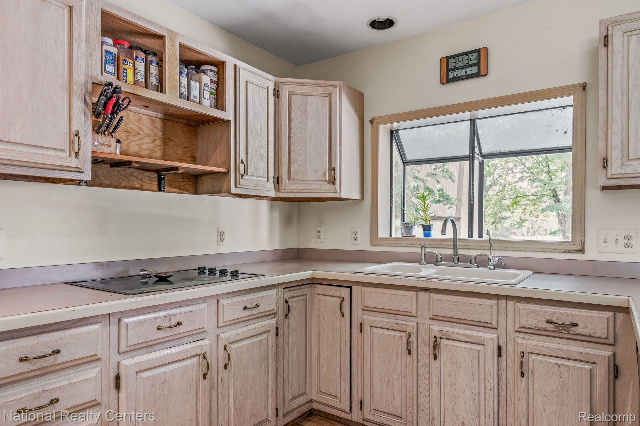 5868 Clarkston Road Clarkston, MI 48348 - Photo 7 of 53