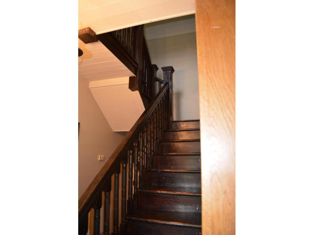 3501 Reservoir Road Kingsport, TN 37660 - Photo 5 of 17 Staircase