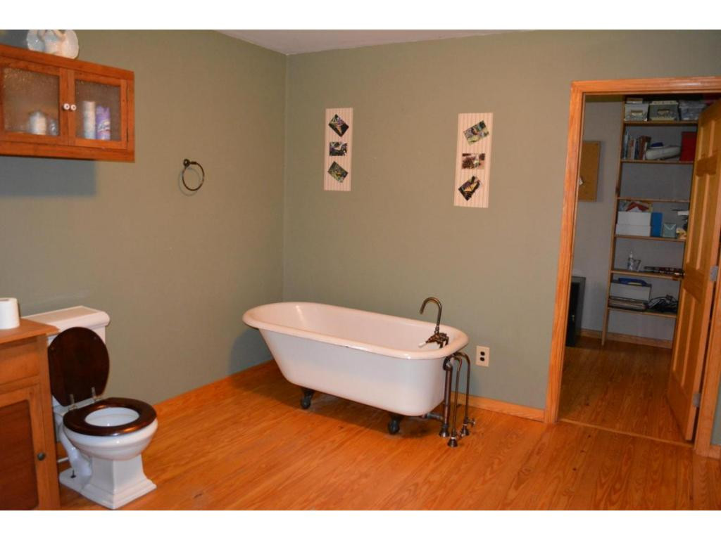 3501 Reservoir Road Kingsport, TN 37660 - Photo 10 of 17 Clawfoot Tub