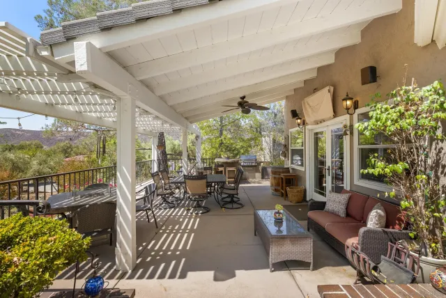 a view of yard with tree