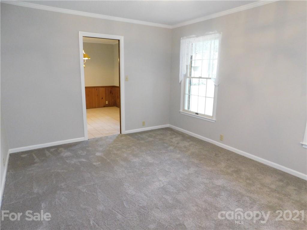 2136 Sunset Road Charlotte, NC 28216 - Photo 15 of 34 an empty room with windows and closet