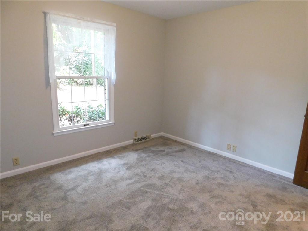 2136 Sunset Road Charlotte, NC 28216 - Photo 27 of 34 an empty room with a window
