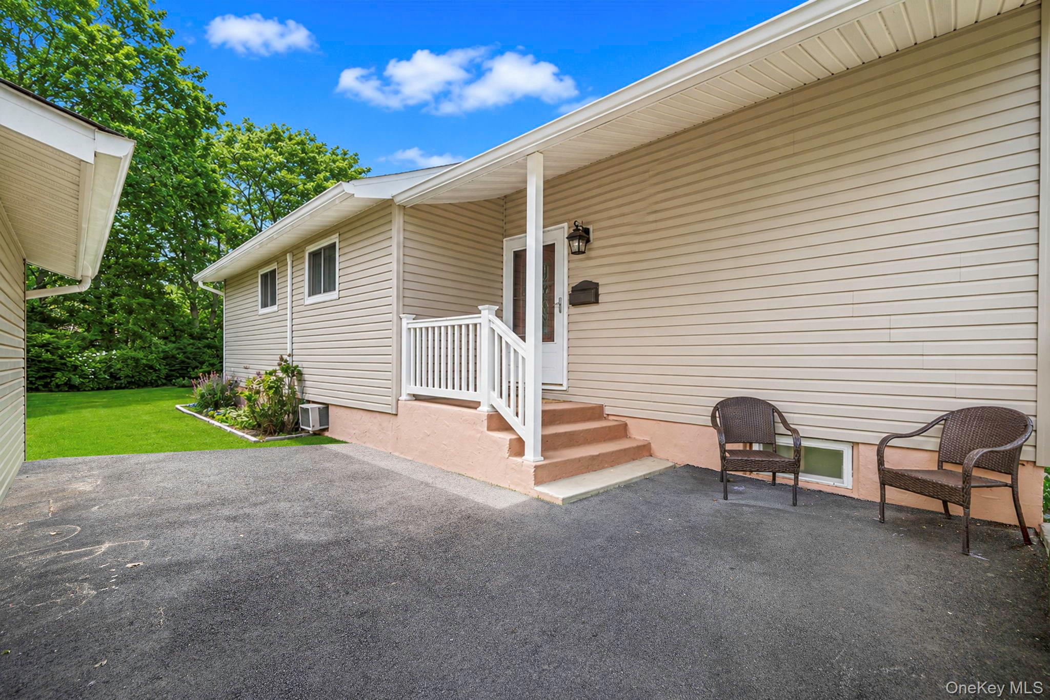 425 Old Country Road Deer Park, NY 11729 - Photo 10 of 34