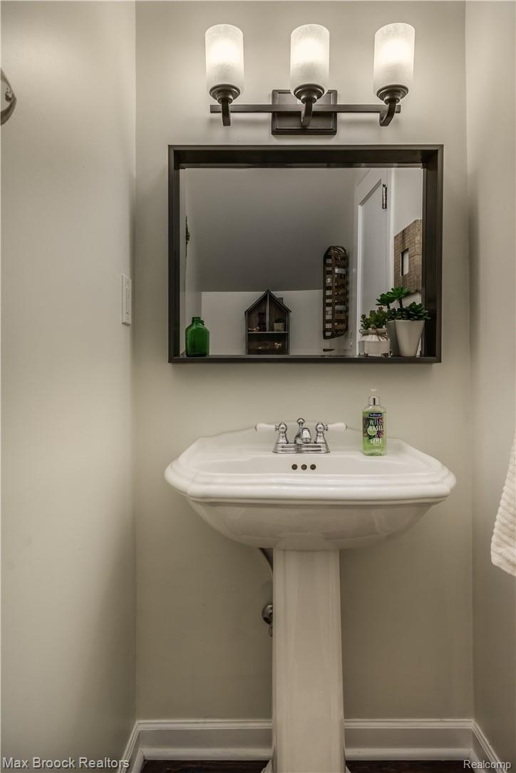 31 Amherst Road Pleasant Ridge, MI 48069 - Photo 16 of 24 Main Level Lavatory