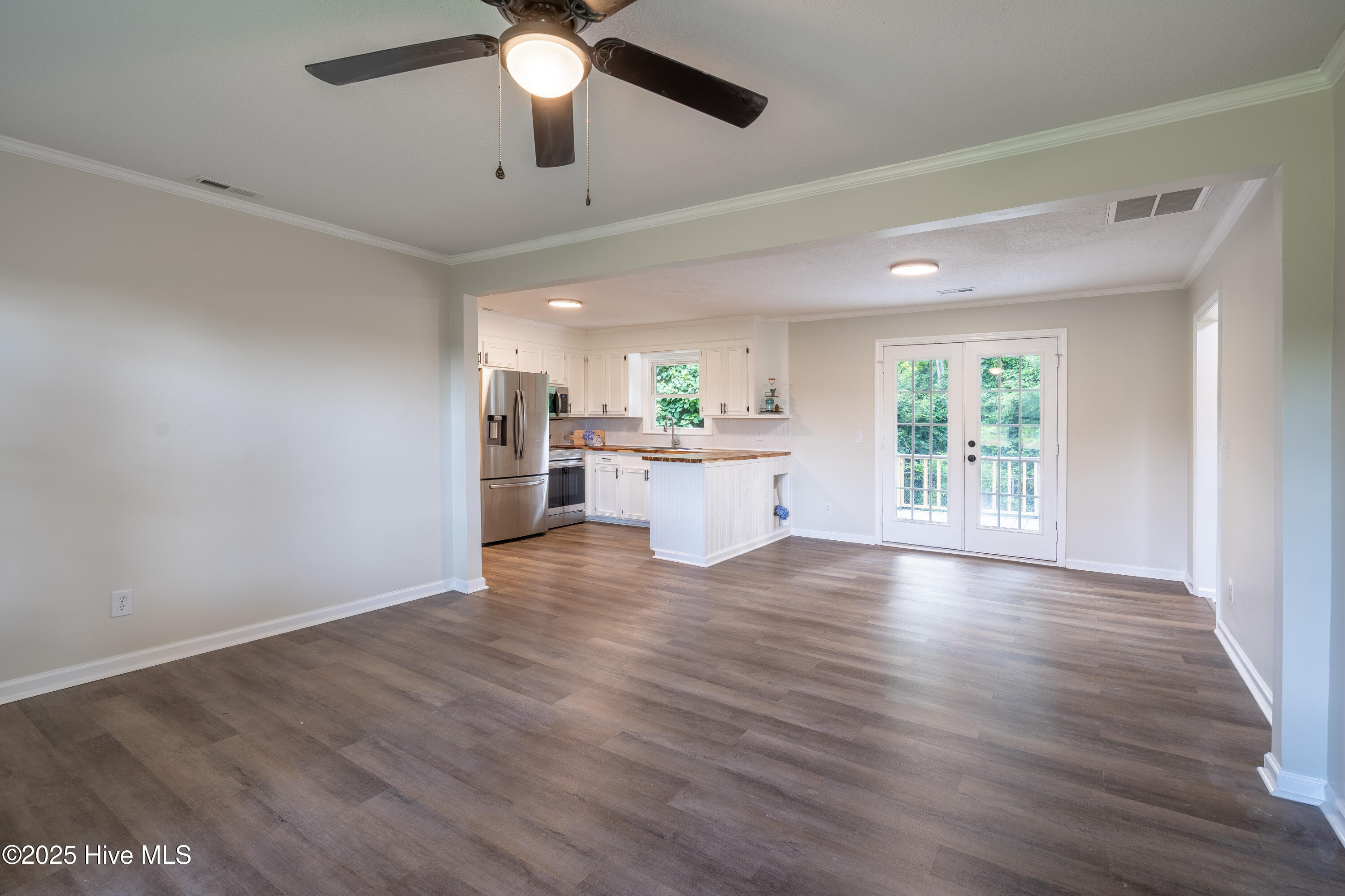 959 Middle Road Trenton, NC 28585 - Photo 3 of 36 Living Room