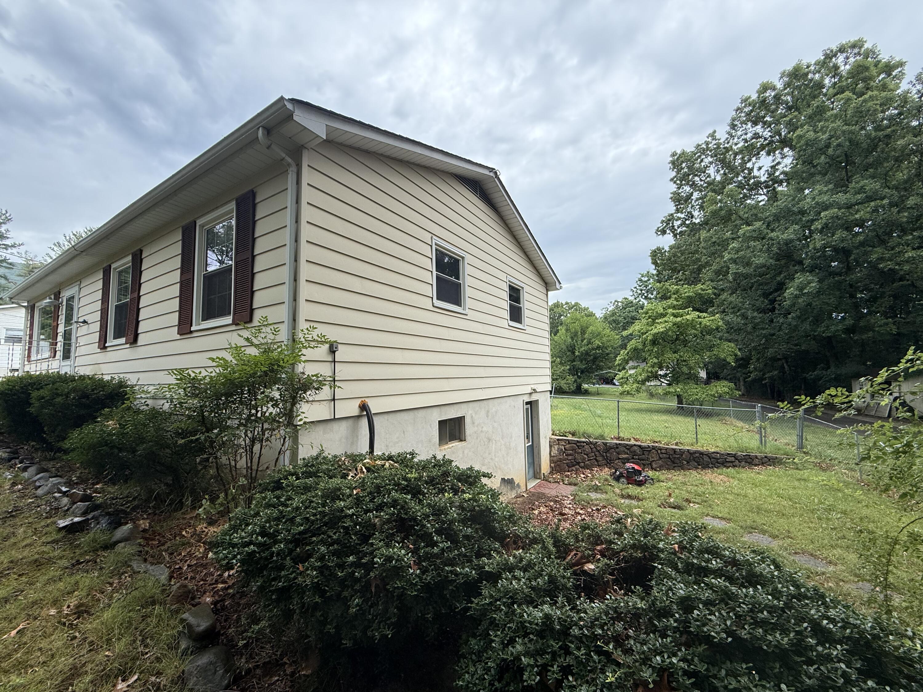 1035 Martin McNeil Road Salem, VA 24153 - Photo 2 of 17 IMG_3711